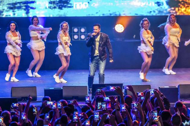 ABB WENDLER- Michael Wendler der Schlager Saenger mit seinem Double Oliver Pocher als Wendler auf der Buehne beim Konzert Michael Wendler Live 2026 Turbinenhalle 1 am 09.05.2026 in Oberhausen NRW Deutschland