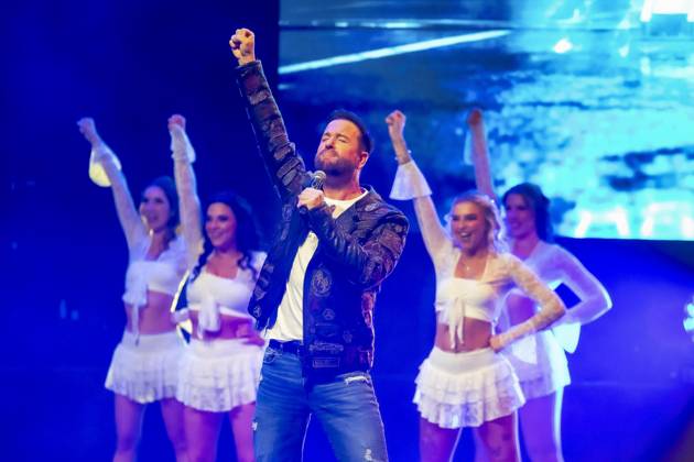 ABB WENDLER- Michael Wendler der Schlager Saenger mit seinem Double Oliver Pocher als Wendler auf der Buehne beim Konzert Michael Wendler Live 2026 Turbinenhalle 1 am 09.05.2026 in Oberhausen NRW Deutschland