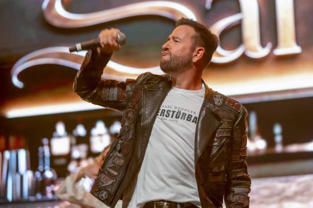 ABB WENDLER- Michael Wendler der Schlager Saenger mit seinem Double Oliver Pocher als Wendler auf der Buehne beim Konzert Michael Wendler Live 2026 Turbinenhalle 1 am 09.05.2026 in Oberhausen NRW Deutschland