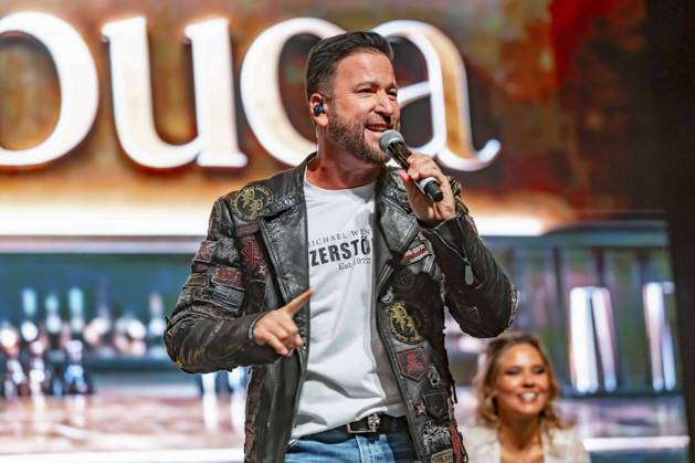 ABB WENDLER- Michael Wendler der Schlager Saenger mit seinem Double Oliver Pocher als Wendler auf der Buehne beim Konzert Michael Wendler Live 2026 Turbinenhalle 1 am 09.05.2026 in Oberhausen NRW Deutschland