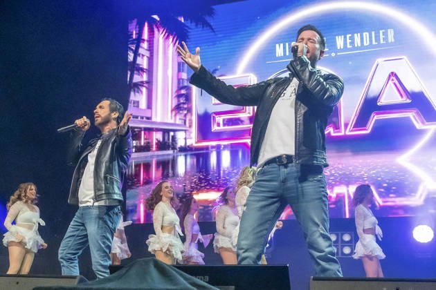 ABB WENDLER- Michael Wendler der Schlager Saenger mit seinem Double Oliver Pocher als Wendler auf der Buehne beim Konzert Michael Wendler Live 2026 Turbinenhalle 1 am 09.05.2026 in Oberhausen NRW Deutschland