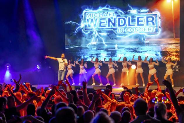 ABB WENDLER- Michael Wendler der Schlager Saenger mit seinem Double Oliver Pocher als Wendler auf der Buehne beim Konzert Michael Wendler Live 2026 Turbinenhalle 1 am 09.05.2026 in Oberhausen NRW Deutschland