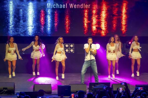 ABB WENDLER- Michael Wendler der Schlager Saenger mit seinem Double Oliver Pocher als Wendler auf der Buehne beim Konzert Michael Wendler Live 2026 Turbinenhalle 1 am 09.05.2026 in Oberhausen NRW Deutschland