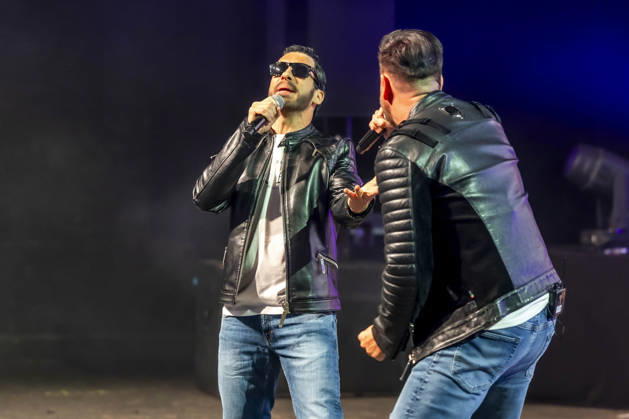 ABB WENDLER- Michael Wendler der Schlager Saenger mit seinem Double Oliver Pocher als Wendler auf der Buehne beim Konzert Michael Wendler Live 2026 Turbinenhalle 1 am 09.05.2026 in Oberhausen NRW Deutschland