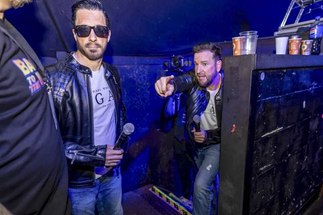 ABB WENDLER- Michael Wendler der Schlager Saenger mit seinem Double Oliver Pocher als Wendler auf der Buehne beim Konzert Michael Wendler Live 2026 Turbinenhalle 1 am 09.05.2026 in Oberhausen NRW Deutschland
