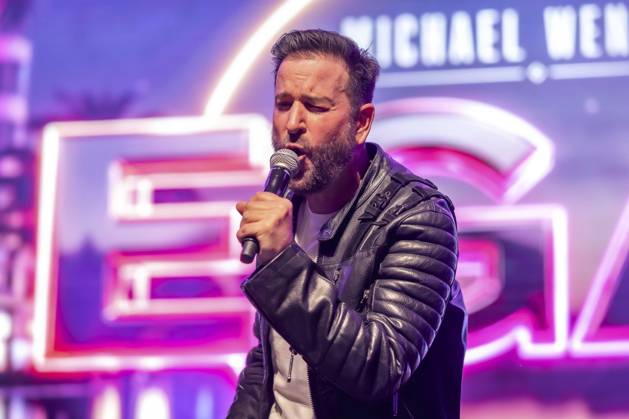 ABB WENDLER- Michael Wendler der Schlager Saenger mit seinem Double Oliver Pocher als Wendler auf der Buehne beim Konzert Michael Wendler Live 2026 Turbinenhalle 1 am 09.05.2026 in Oberhausen NRW Deutschland