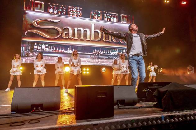ABB WENDLER- Michael Wendler der Schlager Saenger mit seinem Double Oliver Pocher als Wendler auf der Buehne beim Konzert Michael Wendler Live 2026 Turbinenhalle 1 am 09.05.2026 in Oberhausen NRW Deutschland