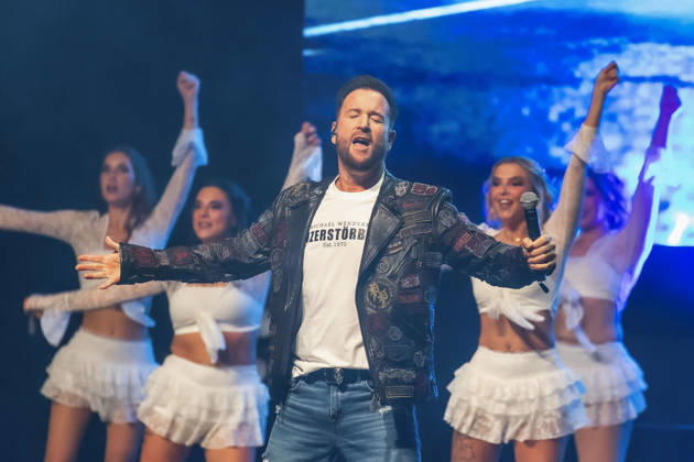 ABB WENDLER- Michael Wendler der Schlager Saenger mit seinem Double Oliver Pocher als Wendler auf der Buehne beim Konzert Michael Wendler Live 2026 Turbinenhalle 1 am 09.05.2026 in Oberhausen NRW Deutschland