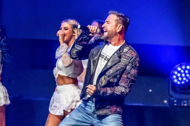 ABB WENDLER- Michael Wendler der Schlager Saenger mit seinem Double Oliver Pocher als Wendler auf der Buehne beim Konzert Michael Wendler Live 2026 Turbinenhalle 1 am 09.05.2026 in Oberhausen NRW Deutschland