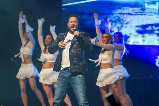 ABB WENDLER- Michael Wendler der Schlager Saenger mit seinem Double Oliver Pocher als Wendler auf der Buehne beim Konzert Michael Wendler Live 2026 Turbinenhalle 1 am 09.05.2026 in Oberhausen NRW Deutschland