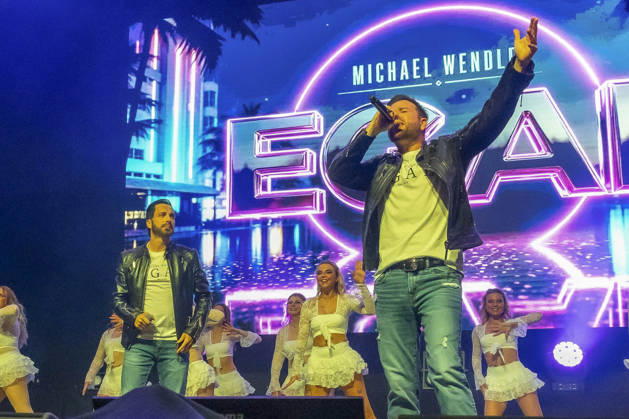 ABB WENDLER- Michael Wendler der Schlager Saenger mit seinem Double Oliver Pocher als Wendler auf der Buehne beim Konzert Michael Wendler Live 2026 Turbinenhalle 1 am 09.05.2026 in Oberhausen NRW Deutschland