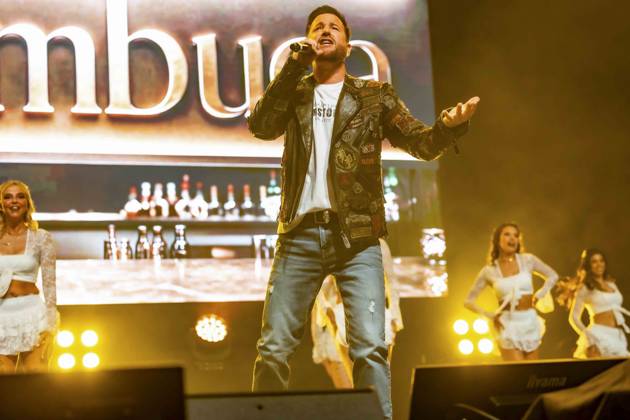 ABB WENDLER- Michael Wendler der Schlager Saenger mit seinem Double Oliver Pocher als Wendler auf der Buehne beim Konzert Michael Wendler Live 2026 Turbinenhalle 1 am 09.05.2026 in Oberhausen NRW Deutschland