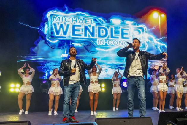 ABB WENDLER- Michael Wendler der Schlager Saenger mit seinem Double Oliver Pocher als Wendler auf der Buehne beim Konzert Michael Wendler Live 2026 Turbinenhalle 1 am 09.05.2026 in Oberhausen NRW Deutschland
