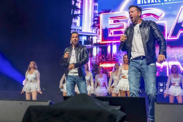 ABB WENDLER- Michael Wendler der Schlager Saenger mit seinem Double Oliver Pocher als Wendler auf der Buehne beim Konzert Michael Wendler Live 2026 Turbinenhalle 1 am 09.05.2026 in Oberhausen NRW Deutschland