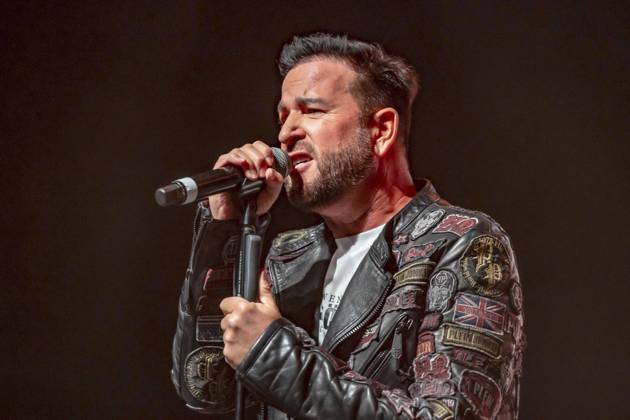 ABB WENDLER- Michael Wendler der Schlager Saenger mit seinem Double Oliver Pocher als Wendler auf der Buehne beim Konzert Michael Wendler Live 2026 Turbinenhalle 1 am 09.05.2026 in Oberhausen NRW Deutschland