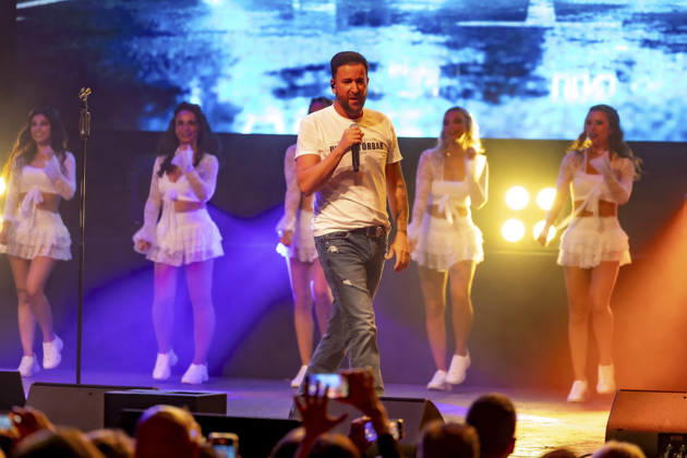 ABB WENDLER- Michael Wendler der Schlager Saenger mit seinem Double Oliver Pocher als Wendler auf der Buehne beim Konzert Michael Wendler Live 2026 Turbinenhalle 1 am 09.05.2026 in Oberhausen NRW Deutschland