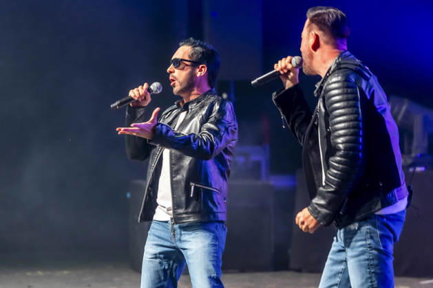 ABB WENDLER- Michael Wendler der Schlager Saenger mit seinem Double Oliver Pocher als Wendler auf der Buehne beim Konzert Michael Wendler Live 2026 Turbinenhalle 1 am 09.05.2026 in Oberhausen NRW Deutschland