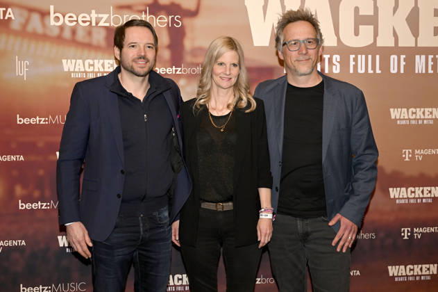 Daniel Guhl, Dorothea Jacob und Gast bei der Premiere des Magenta TV-Dokumentarfilms Wacken - Hearts Full of Metal auf dem DOK.fest München 2026 im Deutschen Theater. München, 09.05.2026