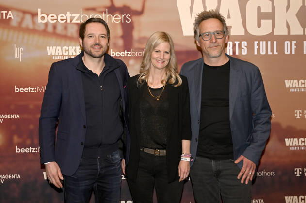 Daniel Guhl, Dorothea Jacob und Gast bei der Premiere des Magenta TV-Dokumentarfilms Wacken - Hearts Full of Metal auf dem DOK.fest München 2026 im Deutschen Theater. München, 09.05.2026