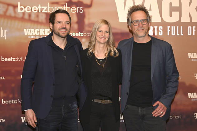 Daniel Guhl, Dorothea Jacob und Gast bei der Premiere des Magenta TV-Dokumentarfilms Wacken - Hearts Full of Metal auf dem DOK.fest München 2026 im Deutschen Theater. München, 09.05.2026