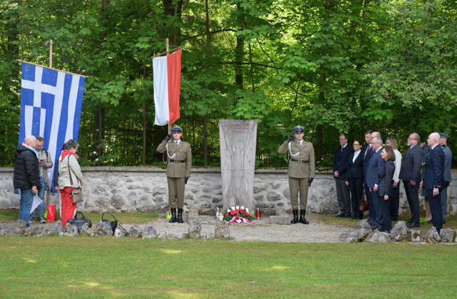 Feier zum 81. Jahrestag der Befreiung des ehemaligen KZ Aussenlagers in Ebensee, fotografiert am 09.05.26. Das Aussenlager wurde am 6.Mai 1945 von der 3.Kavalleriedivision der US-Armee befreit. Das Bild zeigt eine polnische Delegation, die einem Gedenkstein ihrer polnischen Opfer gedenkt 2022 - Feier zum 81. Jahrestag der Befreiung des ehemaligen KZ Aussenlagers in Ebensee, am 09.05.26