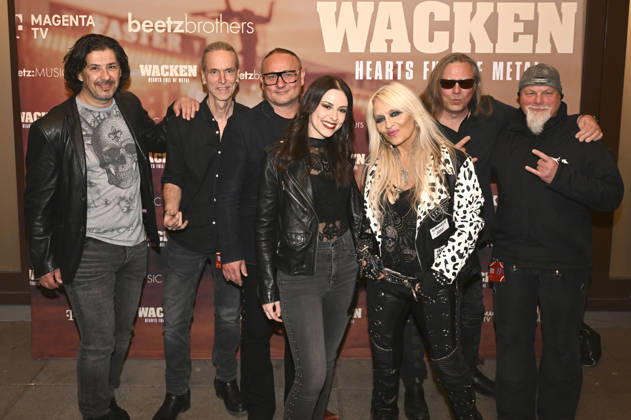 Jennifer Haben und Doro Pesch mit der Band Skyline bei der Premiere des Magenta TV-Dokumentarfilms Wacken - Hearts Full of Metal auf dem DOK.fest München 2026 im Deutschen Theater. München, 09.05.2026
