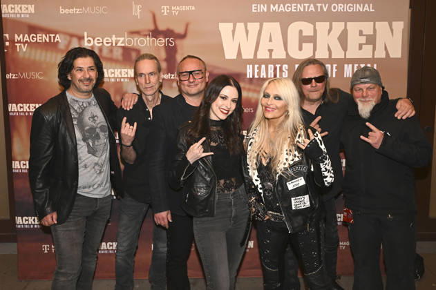 Jennifer Haben und Doro Pesch mit der Band Skyline bei der Premiere des Magenta TV-Dokumentarfilms Wacken - Hearts Full of Metal auf dem DOK.fest München 2026 im Deutschen Theater. München, 09.05.2026