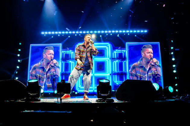 Ben Zucker singt auf der Bühne während der Schlagernacht des Jahres vor visuell hinterleuchteten Bildschirmen in der LANXESS arena. Köln, 09.05.2026 NRW DE