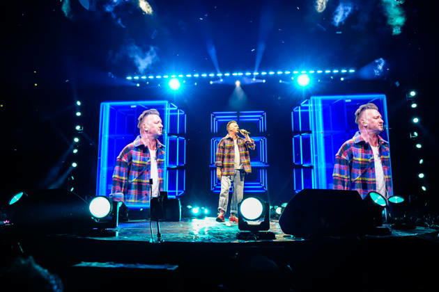 Ben Zucker singt auf der Bühne mit großer LED-Leinwand im Hintergrund während der Schlagernacht des Jahres. Köln, LANXESS arena, 09.05.2026 NRW DE
