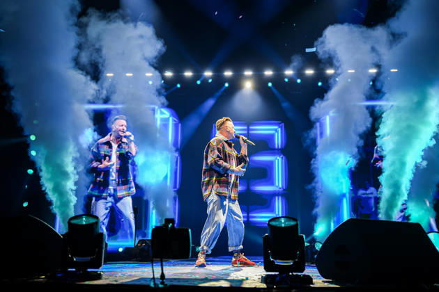 Ben Zucker singt auf der Bühne der Schlagernacht des Jahres in der voll besetzten LANXESS arena, umgeben von Nebeleffekten und blauer Bühnenbeleuchtung. Köln, 09.05.2026 NRW DE