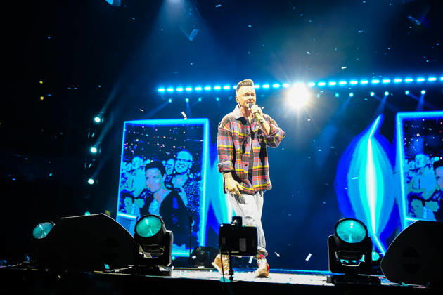 Ben Zucker tritt während der Schlagernacht des Jahres in der LANXESS arena auf, Bühnenlichter und Publikum sind im Hintergrund sichtbar. Köln, Lanxess Arena, 09.05.2026 NRW DE