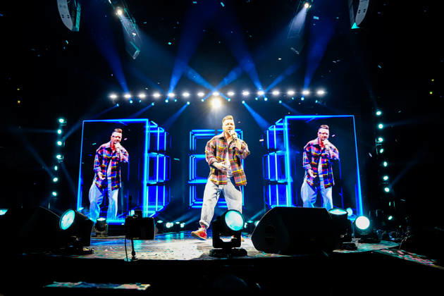 Ben Zucker steht mit Mikrofon auf der Bühne und singt bei der Schlagernacht des Jahres, umgeben von LED-Wänden und einer Lichtshow. Köln, Lanxess Arena, 09.05.2026 NRW DE