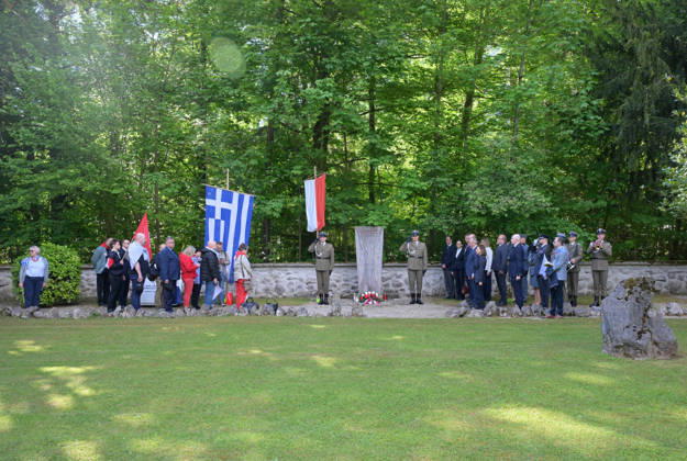 Feier zum 81. Jahrestag der Befreiung des ehemaligen KZ Aussenlagers in Ebensee, fotografiert am 09.05.26. Das Aussenlager wurde am 6.Mai 1945 von der 3.Kavalleriedivision der US-Armee befreit. Das Bild zeigt eine polnische Delegation, die einem Gedenkstein ihrer polnischen Opfer gedenkt 2022 - Feier zum 81. Jahrestag der Befreiung des ehemaligen KZ Aussenlagers in Ebensee, am 09.05.26
