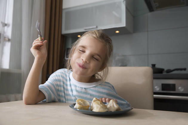 IMAGO Creative, Food, Dumplings Ein achtjähriges Mädchen genießt es, zu Hause in der Küche zum Mittagessen Knödel zu essen An eight-year-old girl enjoys eating dumplings for lunch at home in the kitchen (License=RF) ,model released, Symbolfoto Copyright: xZoonar.com UliaxZotaninax 25039455 ,model released, Symbolfoto ,property released