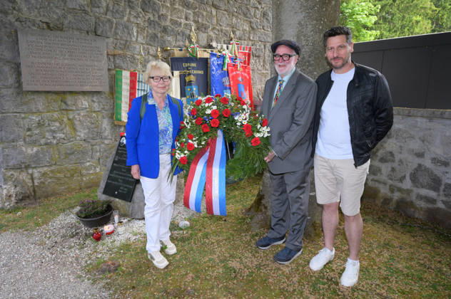 Feier zum 81. Jahrestag der Befreiung des ehemaligen KZ Aussenlagers in Ebensee, fotografiert am 09.05.26. Das Aussenlager wurde am 6.Mai 1945 von der 3.Kavalleriedivision der US-Armee befreit. Das Bild zeigt die Familie des Guy Dockendorf. Guy Dockendorf ist der Präsident des ComitÃ International de Mauthausen (CIM), der internationalen Vereinigung der KZ-Überlebenden und Hinterbliebenen. Guy Dicockendorf steht in der Mitte des Bildes 2022 - Feier zum 81. Jahrestag der Befreiung des ehemaligen KZ Aussenlagers in Ebensee, am 09.05.26