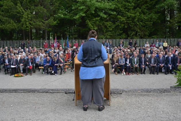 Feier zum 81. Jahrestag der Befreiung des ehemaligen KZ Aussenlagers in Ebensee, fotografiert am 09.05.26. Das Aussenlager wurde am 6.Mai 1945 von der 3.Kavalleriedivision der US-Armee befreit. Das Bild zeigt die Moderatorin Katrin Quatember vor Gästen 2022 - Feier zum 81. Jahrestag der Befreiung des ehemaligen KZ Aussenlagers in Ebensee, am 09.05.26