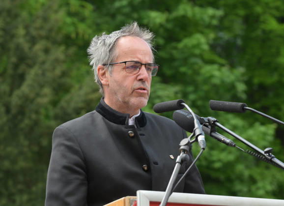 Feier zum 81. Jahrestag der Befreiung des ehemaligen KZ Aussenlagers in Ebensee, fotografiert am 09.05.26. Das Aussenlager wurde am 6.Mai 1945 von der 3.Kavalleriedivision der US-Armee befreit. Das Bild zeigt den Bürgermeister von Bad Goisern Leopold Schilcher während seiner Rede 2022 - Feier zum 81. Jahrestag der Befreiung des ehemaligen KZ Aussenlagers in Ebensee, am 09.05.26