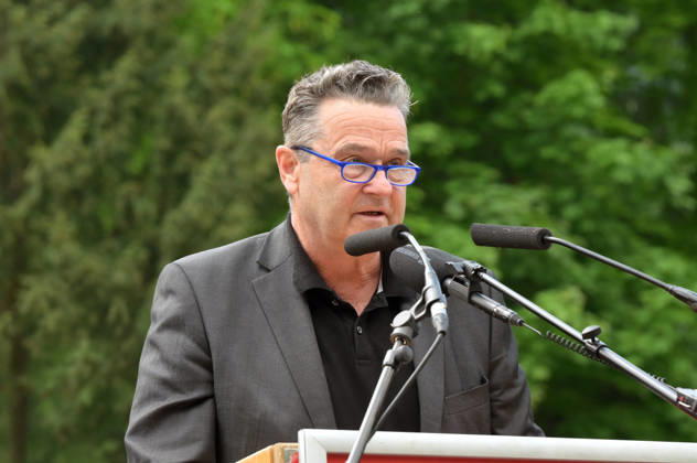 Feier zum 81. Jahrestag der Befreiung des ehemaligen KZ Aussenlagers in Ebensee, fotografiert am 09.05.26. Das Aussenlager wurde am 6.Mai 1945 von der 3.Kavalleriedivision der US-Armee befreit. Das Bild zeigt den Bürgermeister von Obertraun Egon Höll während seiner Rede 2022 - Feier zum 81. Jahrestag der Befreiung des ehemaligen KZ Aussenlagers in Ebensee, am 09.05.26