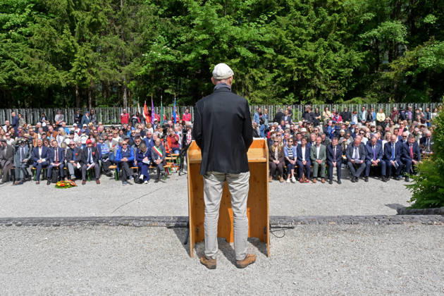 Feier zum 81. Jahrestag der Befreiung des ehemaligen KZ Aussenlagers in Ebensee, fotografiert am 09.05.26. Das Aussenlager wurde am 6.Mai 1945 von der 3.Kavalleriedivision der US-Armee befreit. Das Bild zeigt den Redner Stephan Matyus (Gedenkbüro der KZ-Gedenkstätte Mauthausen) vor Gästen 2022 - Feier zum 81. Jahrestag der Befreiung des ehemaligen KZ Aussenlagers in Ebensee, am 09.05.26