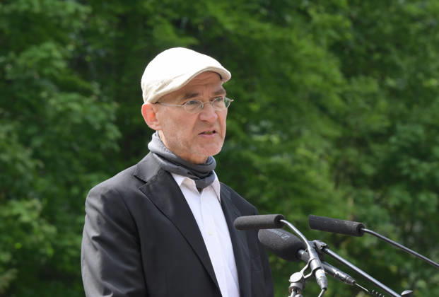 Feier zum 81. Jahrestag der Befreiung des ehemaligen KZ Aussenlagers in Ebensee, fotografiert am 09.05.26. Das Aussenlager wurde am 6.Mai 1945 von der 3.Kavalleriedivision der US-Armee befreit. Das Bild zeigt den Redner Stephan Matyus (Gedenkbüro der KZ-Gedenkstätte Mauthausen) während seiner Rede 2022 - Feier zum 81. Jahrestag der Befreiung des ehemaligen KZ Aussenlagers in Ebensee, am 09.05.26