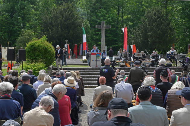 Feier zum 81. Jahrestag der Befreiung des ehemaligen KZ Aussenlagers in Ebensee, fotografiert am 09.05.26. Das Aussenlager wurde am 6.Mai 1945 von der 3.Kavalleriedivision der US-Armee befreit. Das Bild zeigt einen Blick über den Festakt mit der Moderatorin Katrin Quatember am Pult 2022 - Feier zum 81. Jahrestag der Befreiung des ehemaligen KZ Aussenlagers in Ebensee, am 09.05.26