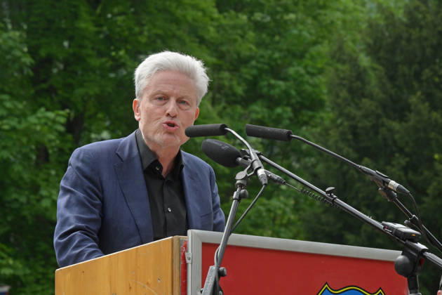 Feier zum 81. Jahrestag der Befreiung des ehemaligen KZ Aussenlagers in Ebensee, fotografiert am 09.05.26. Das Aussenlager wurde am 6.Mai 1945 von der 3.Kavalleriedivision der US-Armee befreit. Das Bild zeigt den österreichischen Schauspieler™, Kabarettisten, Buchautor und Moderator Florian Scheuba während seiner Gedenkansprache (Gedenkrede) 2022 - Feier zum 81. Jahrestag der Befreiung des ehemaligen KZ Aussenlagers in Ebensee, am 09.05.26
