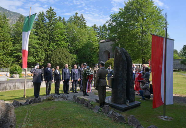 Feier zum 81. Jahrestag der Befreiung des ehemaligen KZ Aussenlagers in Ebensee, fotografiert am 09.05.26. Das Aussenlager wurde am 6.Mai 1945 von der 3.Kavalleriedivision der US-Armee befreit. Das Bild zeigt den Akt einer Kranzniederlegung durch einen polnischen Offizier, an einem polnischen Gedenkstein. Links ist eine Abordnung von Personen des Instituts für nationales Gedenken (IPN) in Warschau zu sehen. Unter ihnen befindet sich der Vizepräsident des Instituts für nationales Gedenken (IPN - Instytut PamiÄ™ci Narodowej), KArol Polejowski ( 5.v.l.) 2022 - Feier zum 81. Jahrestag der Befreiung des ehemaligen KZ Aussenlagers in Ebensee, am 09.05.26