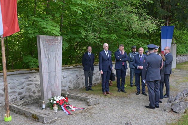 Feier zum 81. Jahrestag der Befreiung des ehemaligen KZ Aussenlagers in Ebensee, fotografiert am 09.05.26. Das Aussenlager wurde am 6.Mai 1945 von der 3.Kavalleriedivision der US-Armee befreit. Das Bild zeigt eine polnische Delegation, die einem Gedenkstein ihrer polnischen Opfer gedenkt. Die Delegation wird angeführt vom Vizepräsidenten des polnischen Instituts für nationales Gedenken (IPN - Instytut PamiÄ™ci Narodowej) angeführt (5.v.l.) 2022 - Feier zum 81. Jahrestag der Befreiung des ehemaligen KZ Aussenlagers in Ebensee, am 09.05.26