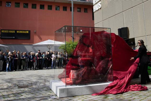 Skulptur für Helene Weigel im Berliner Ensemble ** NUR FÜR REDAKTIONELLE ZWECKE ** EDITORIAL USE ONLY **<p>Der Freundeskreis des Berliner Ensembles weiht eine Skulptur in Erinnerung an die Schauspielerin und erste BE-Intendantin Helene Weigel ein. Deutschland Berlin Berlin Copyright: JoergxCarstensen