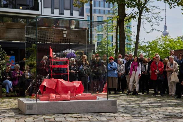 Skulptur für Helene Weigel im Berliner Ensemble ** NUR FÜR REDAKTIONELLE ZWECKE ** EDITORIAL USE ONLY **<p>Der Freundeskreis des Berliner Ensembles weiht eine Skulptur in Erinnerung an die Schauspielerin und erste BE-Intendantin Helene Weigel ein. Deutschland Berlin Berlin Copyright: JoergxCarstensen