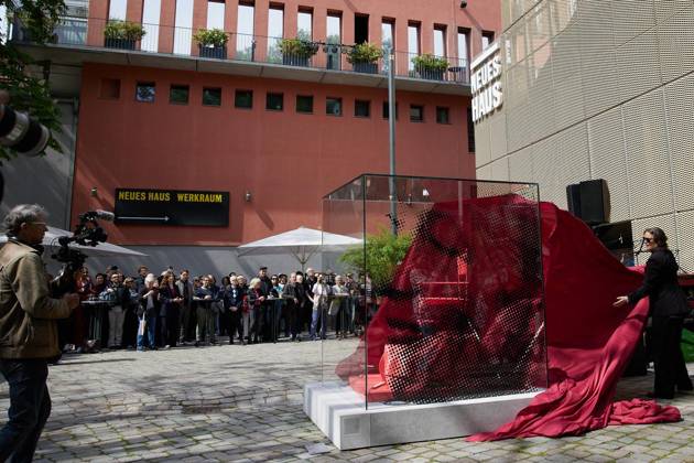 Skulptur für Helene Weigel im Berliner Ensemble ** NUR FÜR REDAKTIONELLE ZWECKE ** EDITORIAL USE ONLY **<p>Der Freundeskreis des Berliner Ensembles weiht eine Skulptur in Erinnerung an die Schauspielerin und erste BE-Intendantin Helene Weigel ein. Deutschland Berlin Berlin Copyright: JoergxCarstensen