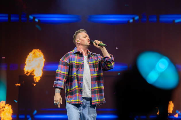 Sänger Ben Zucker performt auf der Bühne während der Schlagernacht des Jahres vor 9.000 Fans. Köln, Lanxess Arena NRW DE