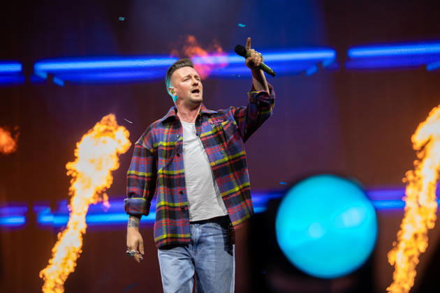 Ben Zucker performt bei der Schlagernacht des Jahres 2026 in der LANXESS arena, im Hintergrund Flammeneffekte und Bühnenbeleuchtung. Köln, Lanxess Arena NRW DE