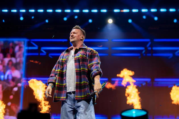 Ben Zucker während seines Auftritts bei der Schlagernacht des Jahres 2026 mit Bühnenfeuer und Lichtshow. Köln, Lanxess Arena NRW DE